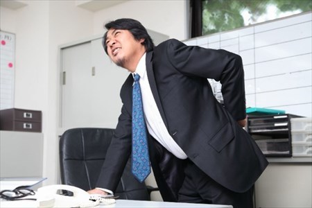 座り方が原因で腰痛が慢性化する！？