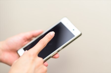 スマホの使い過ぎは肩や首に負担をかけている！